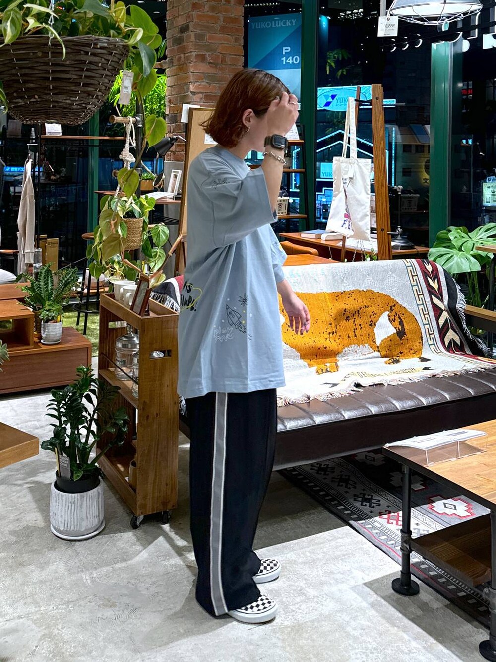 ブラック系のその他パンツを着用したレディースの夏コーディネートの4枚目の写真