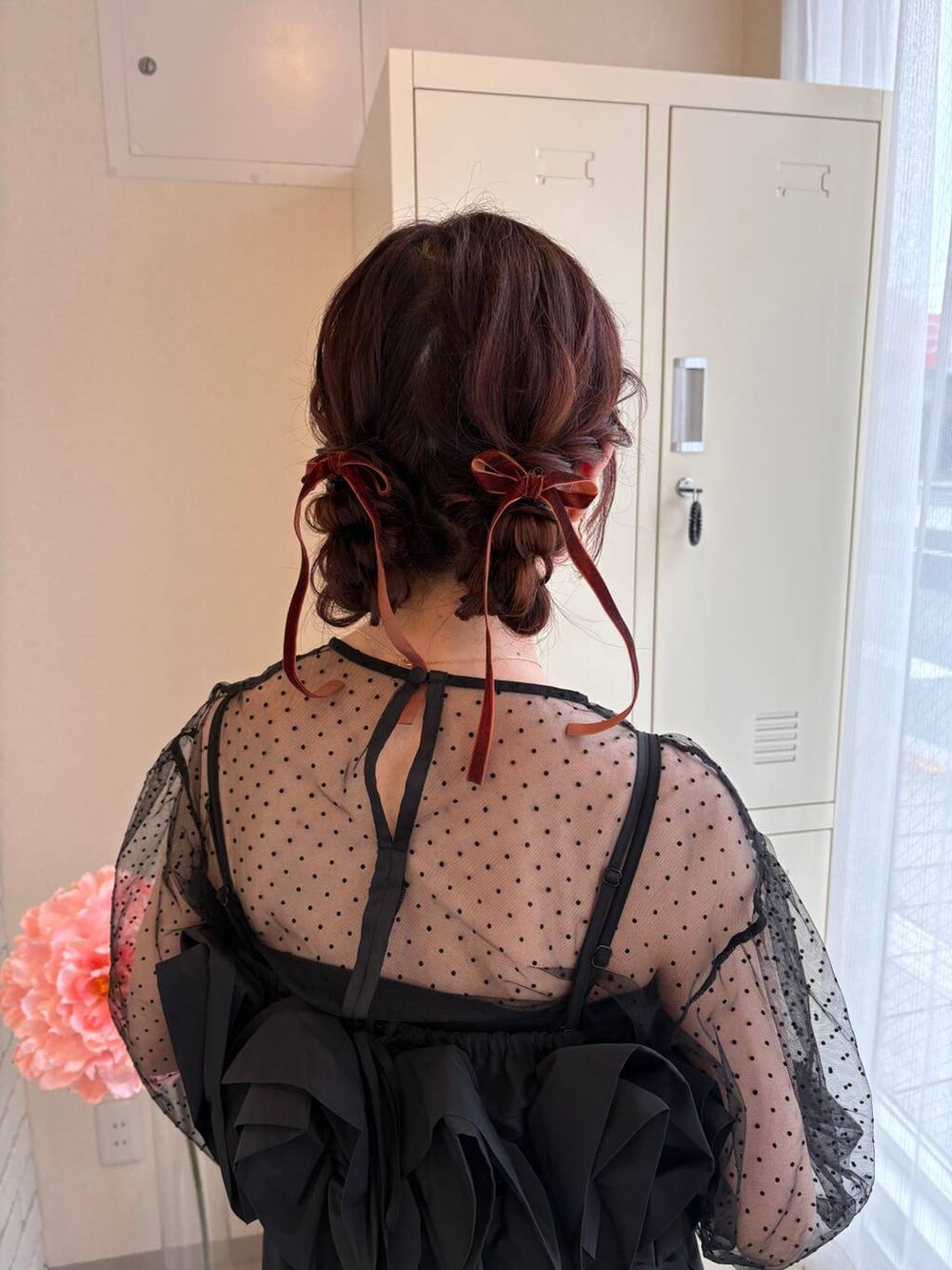 ブラック系のワンピースを着用したレディースの夏コーディネートの2枚目の写真