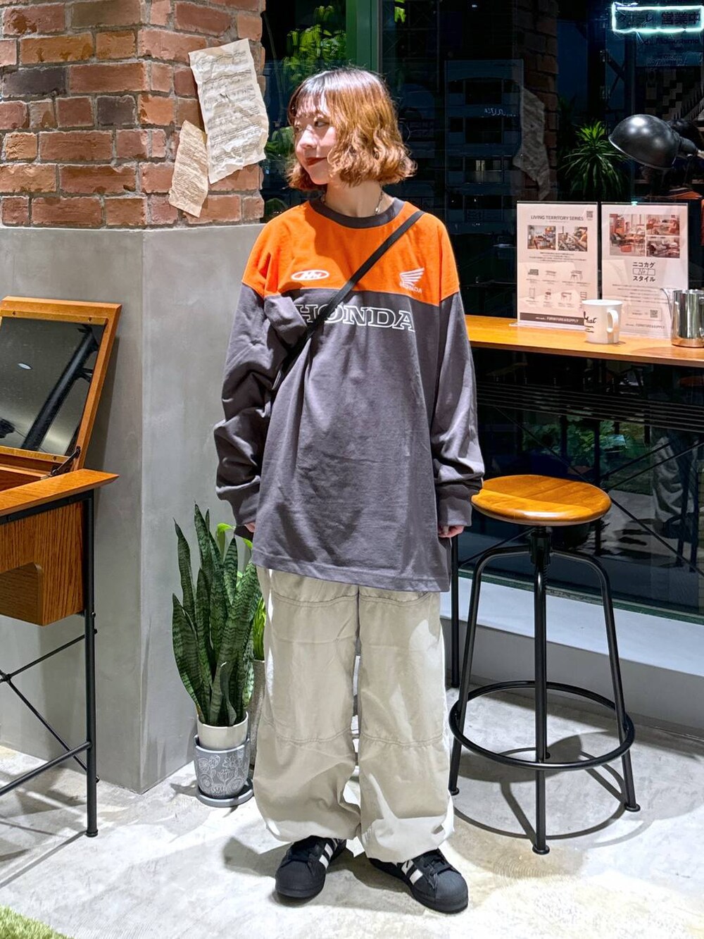 ブラック系のTシャツ/カットソー、ブラック系のショルダーバッグを着用したレディースの夏コーディネートの9枚目の写真