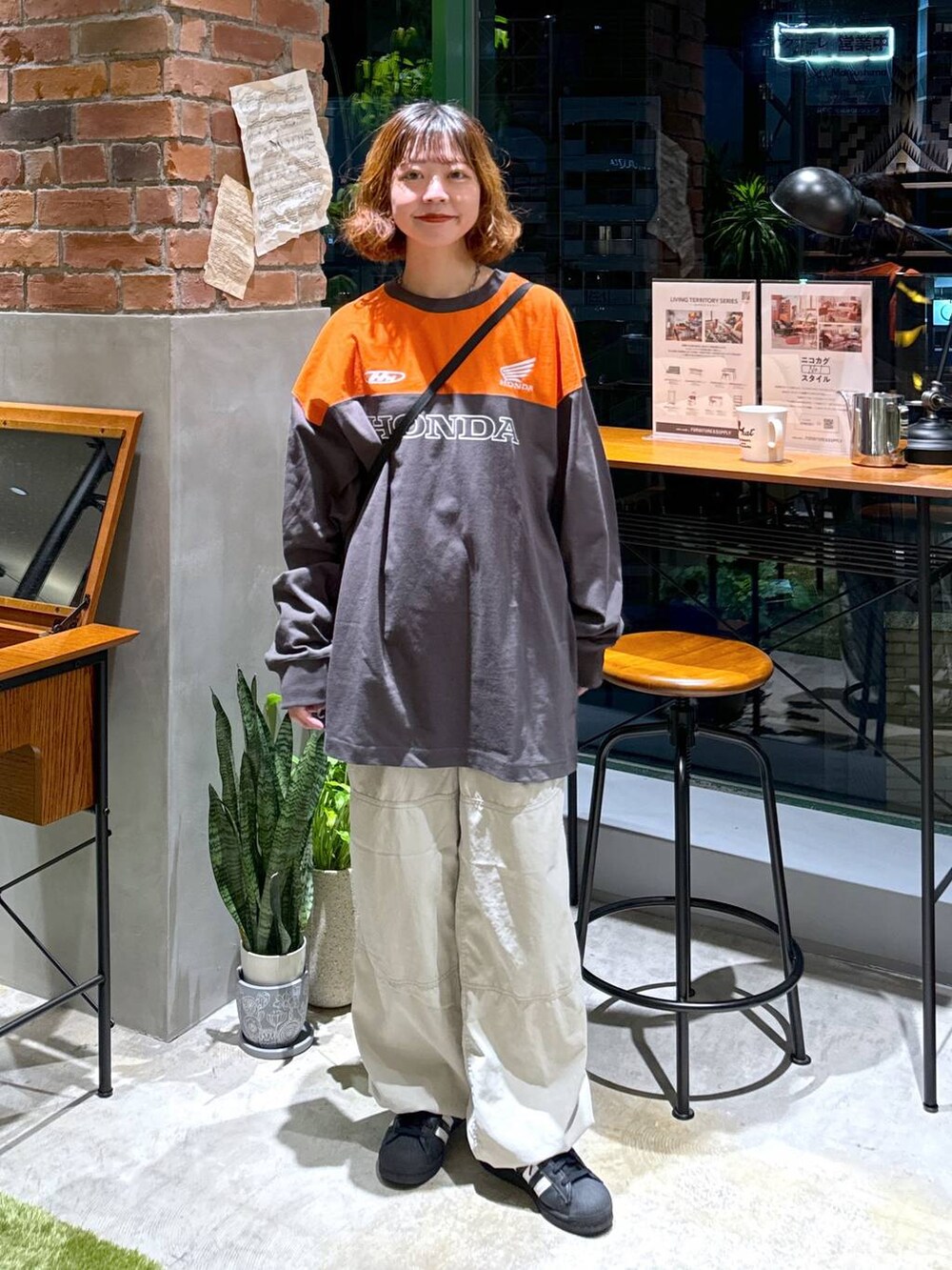 ブラック系のTシャツ/カットソー、ブラック系のショルダーバッグを着用したレディースの夏コーディネートの2枚目の写真