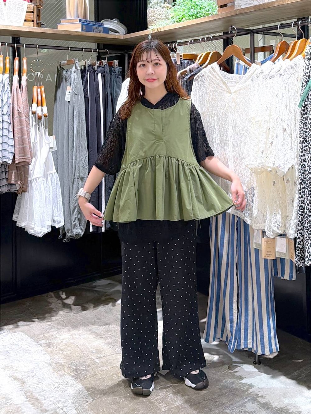 グレー系のその他パンツ、グリーン系のベストを着用したレディースの夏コーディネートの7枚目の写真