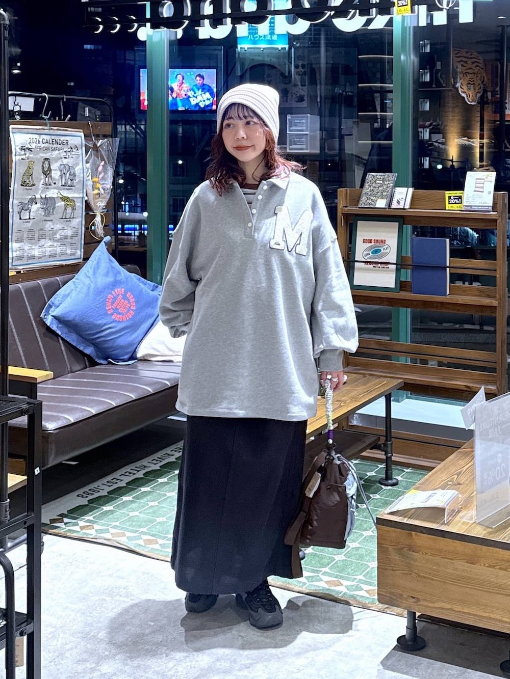 ブルー系のスカート、ブルー系のTシャツ/カットソー、グレー系のスウェットを着用したレディースの冬コーディネートの5枚目の写真