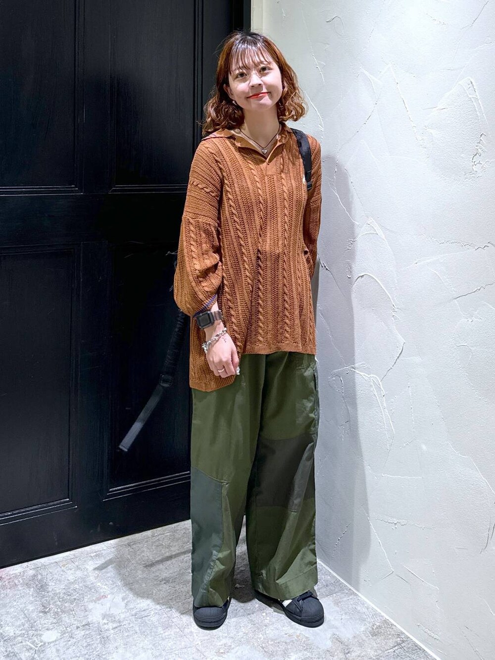 グリーン系のその他パンツ、その他のネックレスを着用したレディースの春コーディネートの6枚目の写真