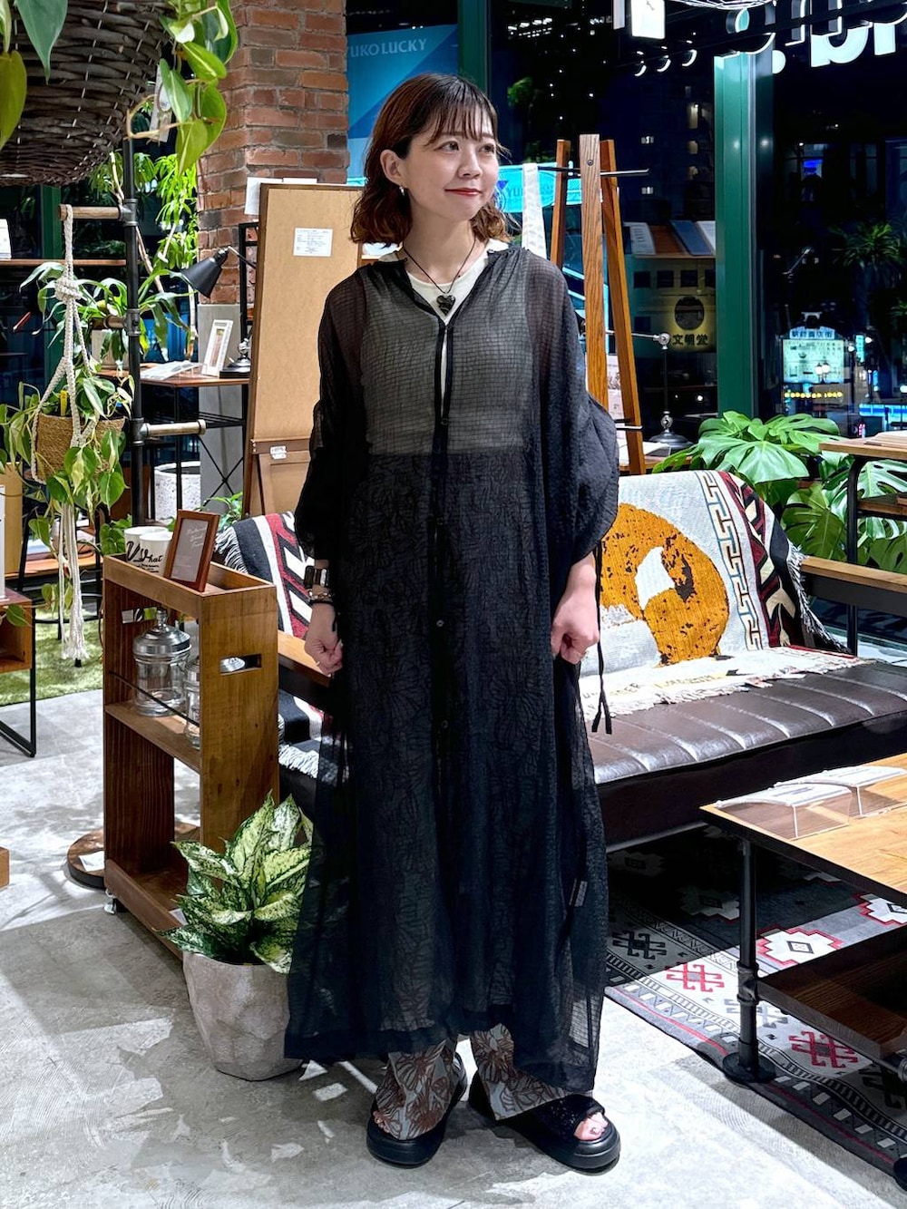 ブラック系のサンダル、ベージュ系のタンクトップ、ブルー系のその他パンツを着用したレディースの夏コーディネートの3枚目の写真