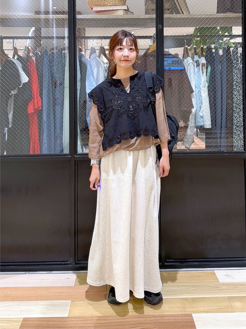 ブラック系のベスト、ブラウン系のTシャツ/カットソー、ブラック系のバックパック/リュックを着用したレディースの夏コーディネートの6枚目の写真