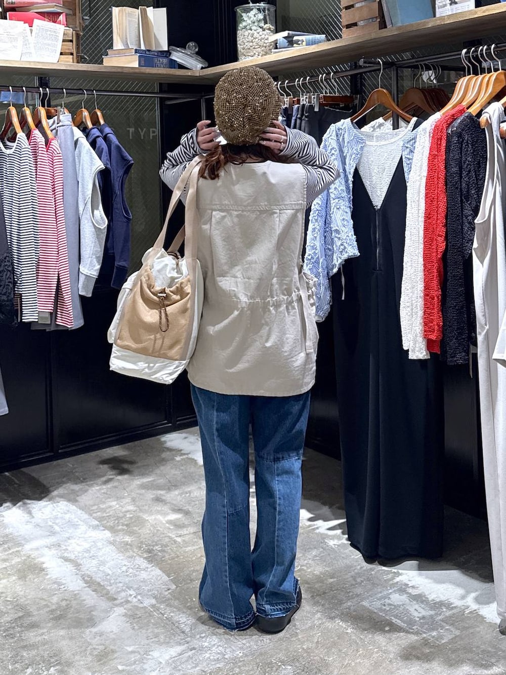 ベージュ系のベスト、ブラック系のローファー、ブルー系のデニムパンツを着用したレディースの冬コーディネートの3枚目の写真