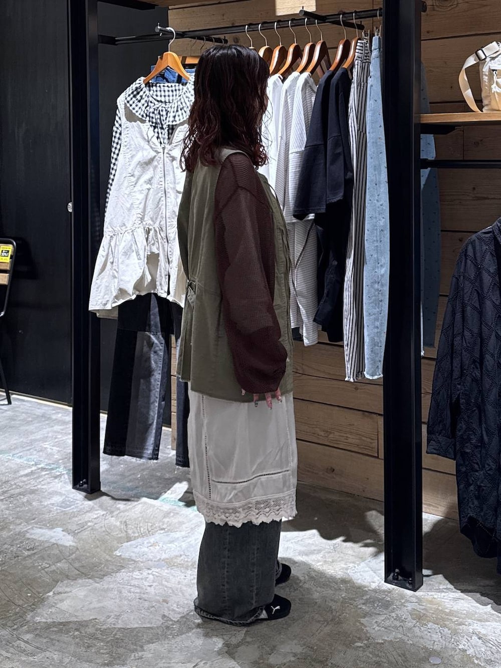 グリーン系のベスト、ブルー系のデニムパンツ、ベージュ系のTシャツ/カットソーを着用したレディースの春コーディネートの6枚目の写真