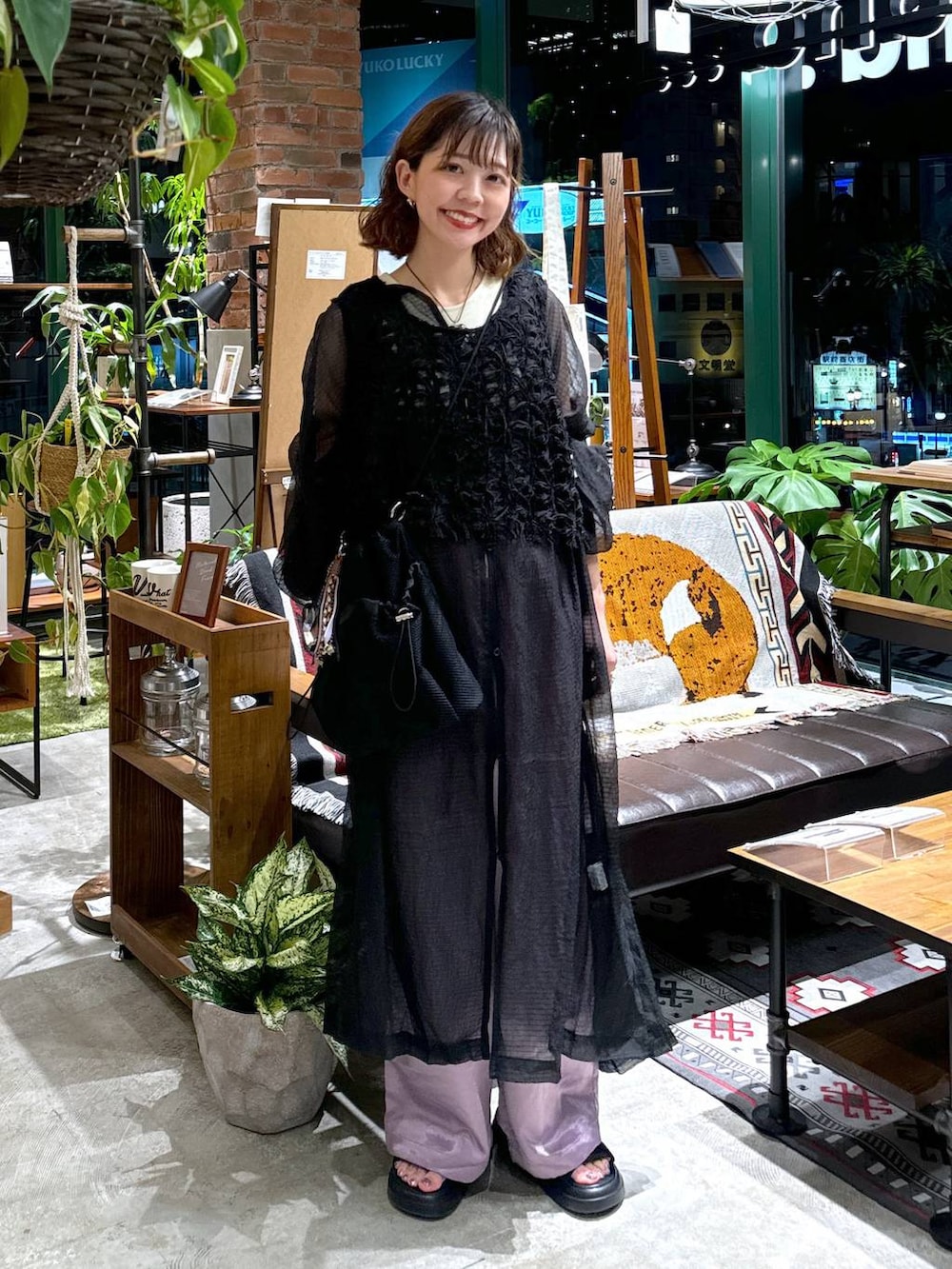 ブラック系のサンダル、ベージュ系のタンクトップ、ブラック系のその他トップスを着用したレディースの夏コーディネートの9枚目の写真