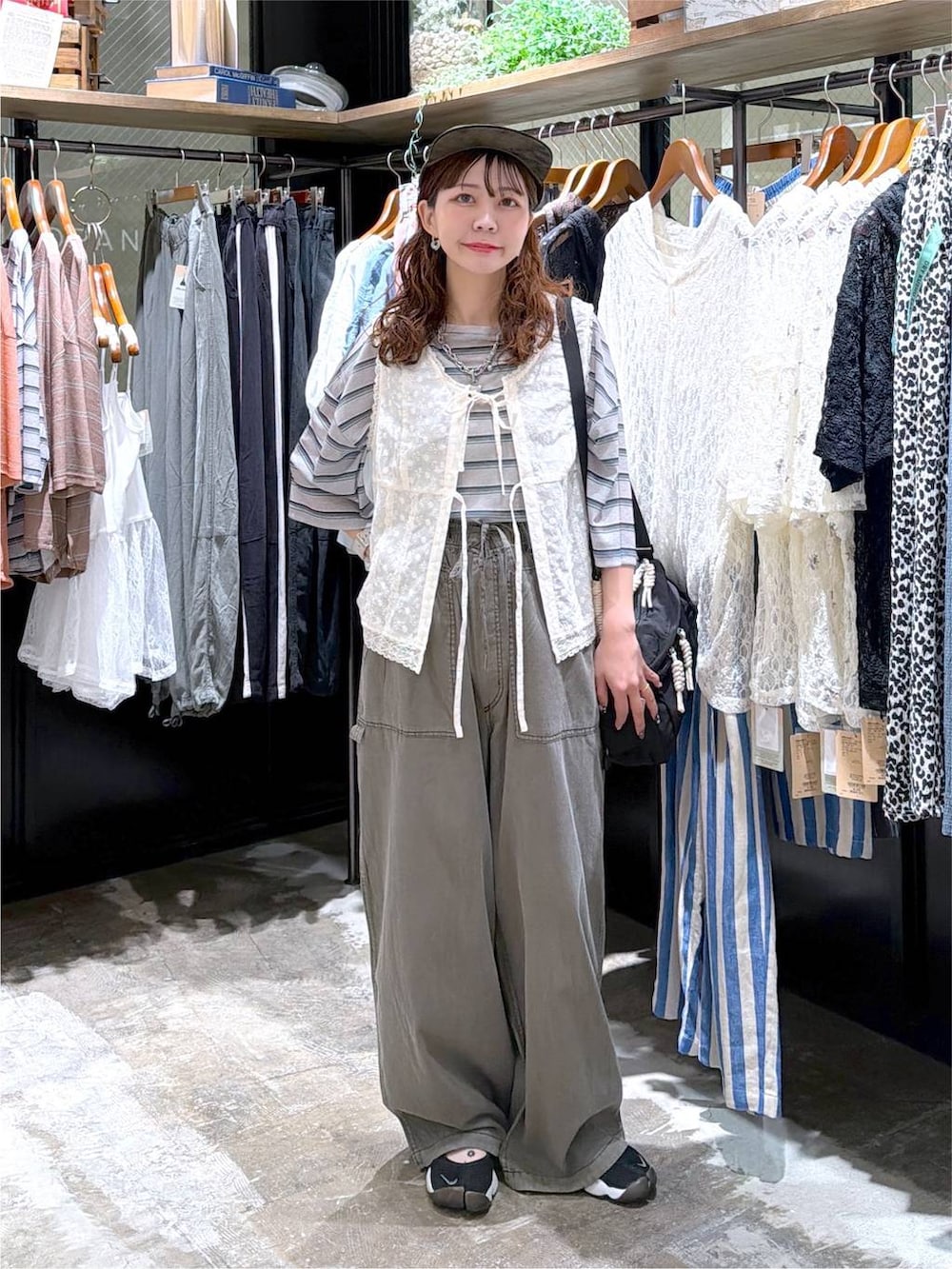 グリーン系のその他パンツ、グレー系のTシャツ/カットソー、ブラック系のショルダーバッグを着用したレディースの夏コーディネートの8枚目の写真