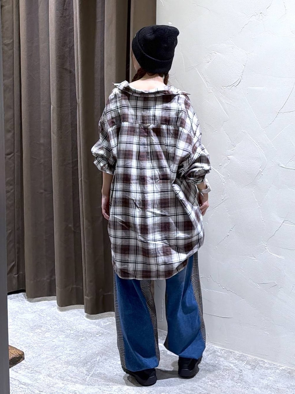 ブラウン系のデニムパンツ、ブラック系のバレエシューズ、ベージュ系のシャツ/ブラウスを着用したレディースの秋コーディネートの3枚目の写真