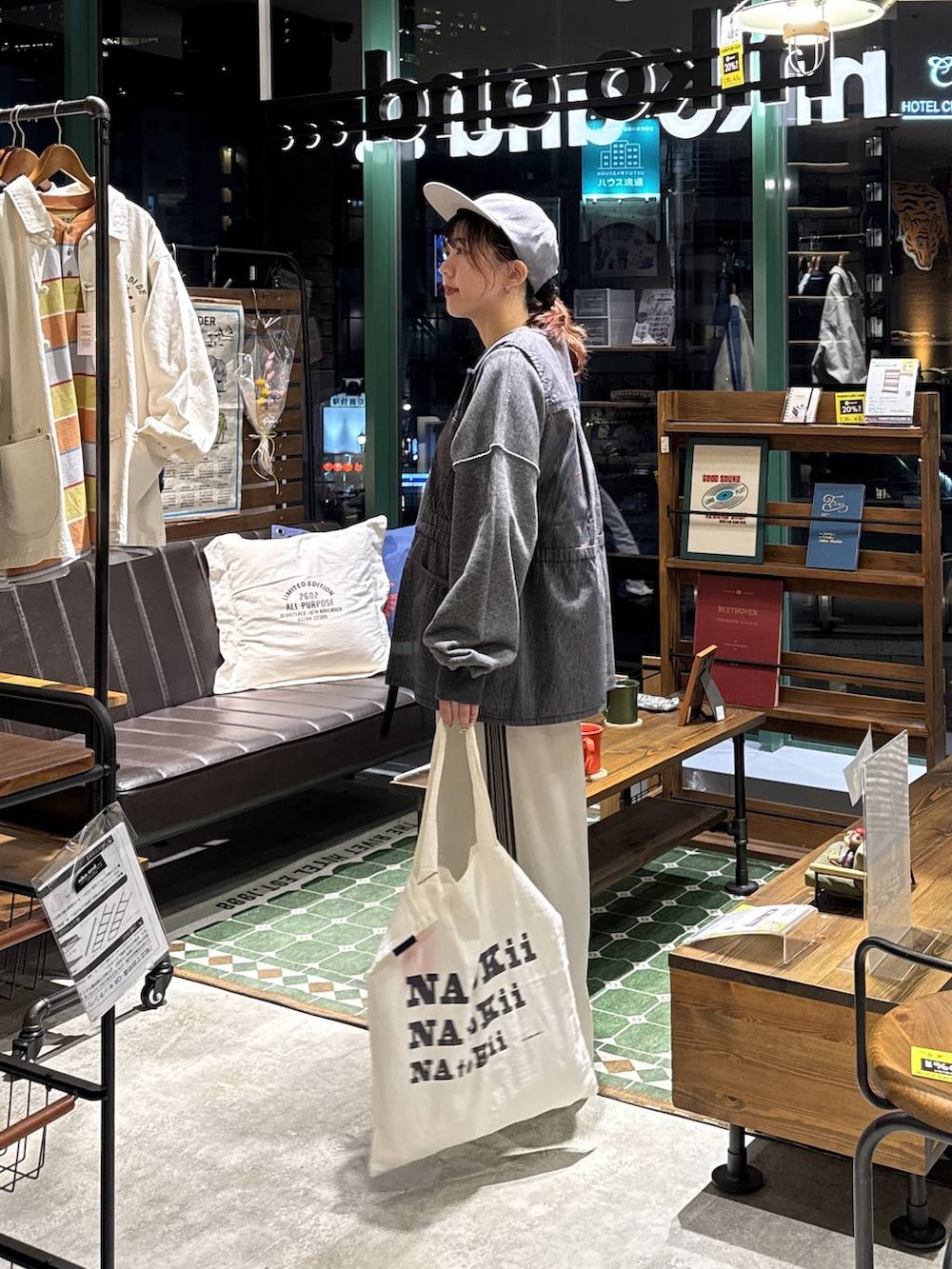 グレー系のエコバッグ/サブバッグ、グレー系のベスト、グレー系のTシャツ/カットソーを着用したレディースの冬コーディネートの2枚目の写真