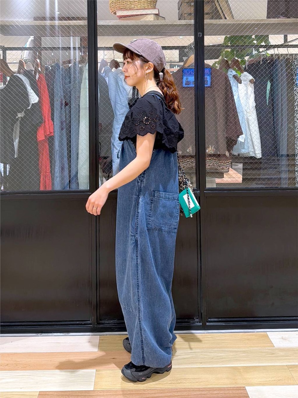 グレー系のTシャツ/カットソー、ブルー系のサロペット/オーバーオール、その他のショルダーバッグを着用したレディースの夏コーディネートの3枚目の写真