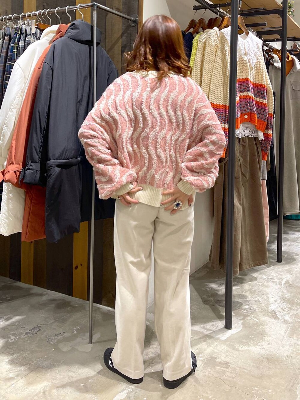 ベージュ系のその他パンツ、ピンク系のニット/セーターを着用したレディースの冬コーディネートの3枚目の写真