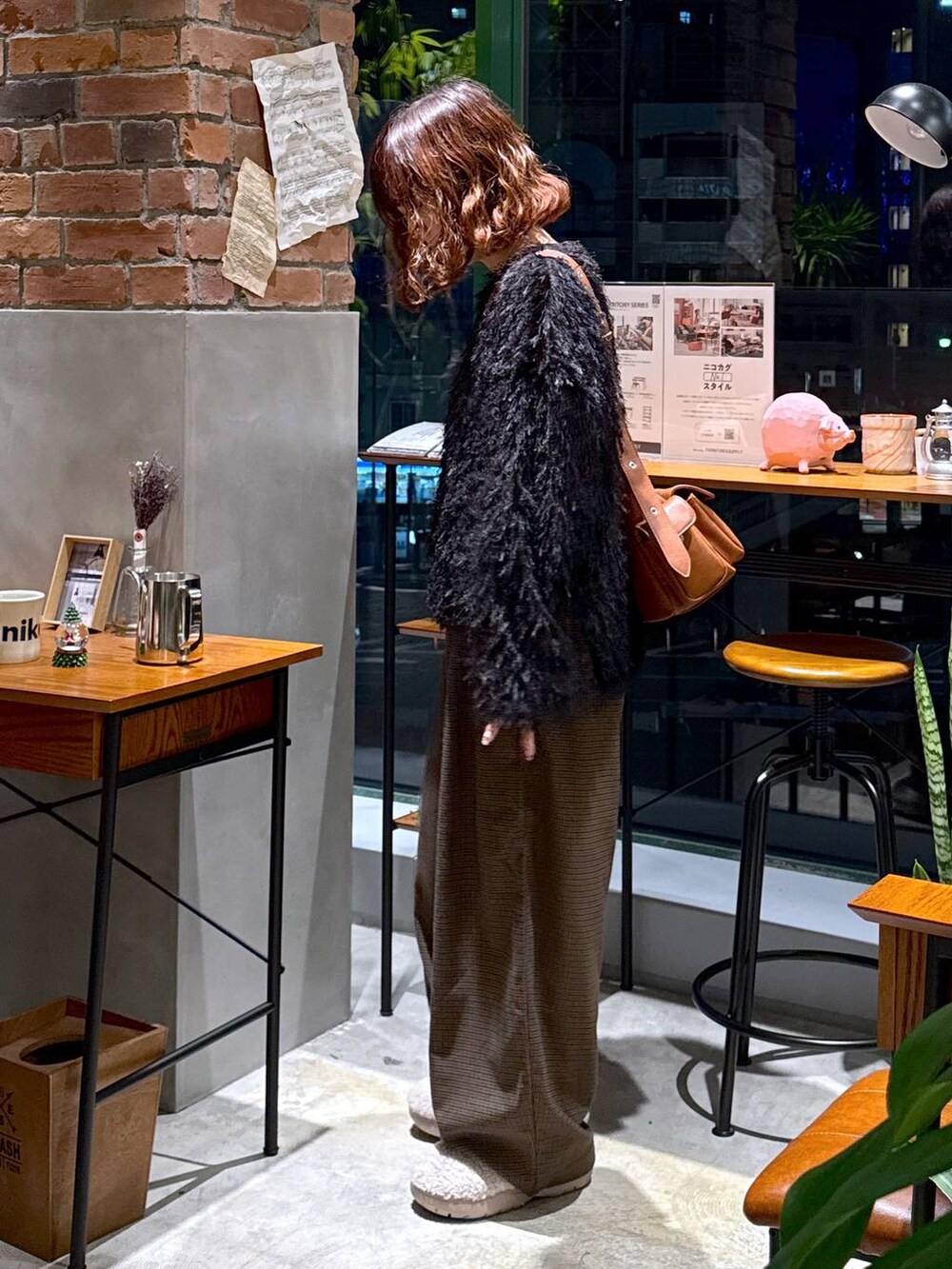 ブラウン系のその他パンツ、ベージュ系のスリッポン、ブラック系のその他トップスを着用したレディースの冬コーディネートの5枚目の写真