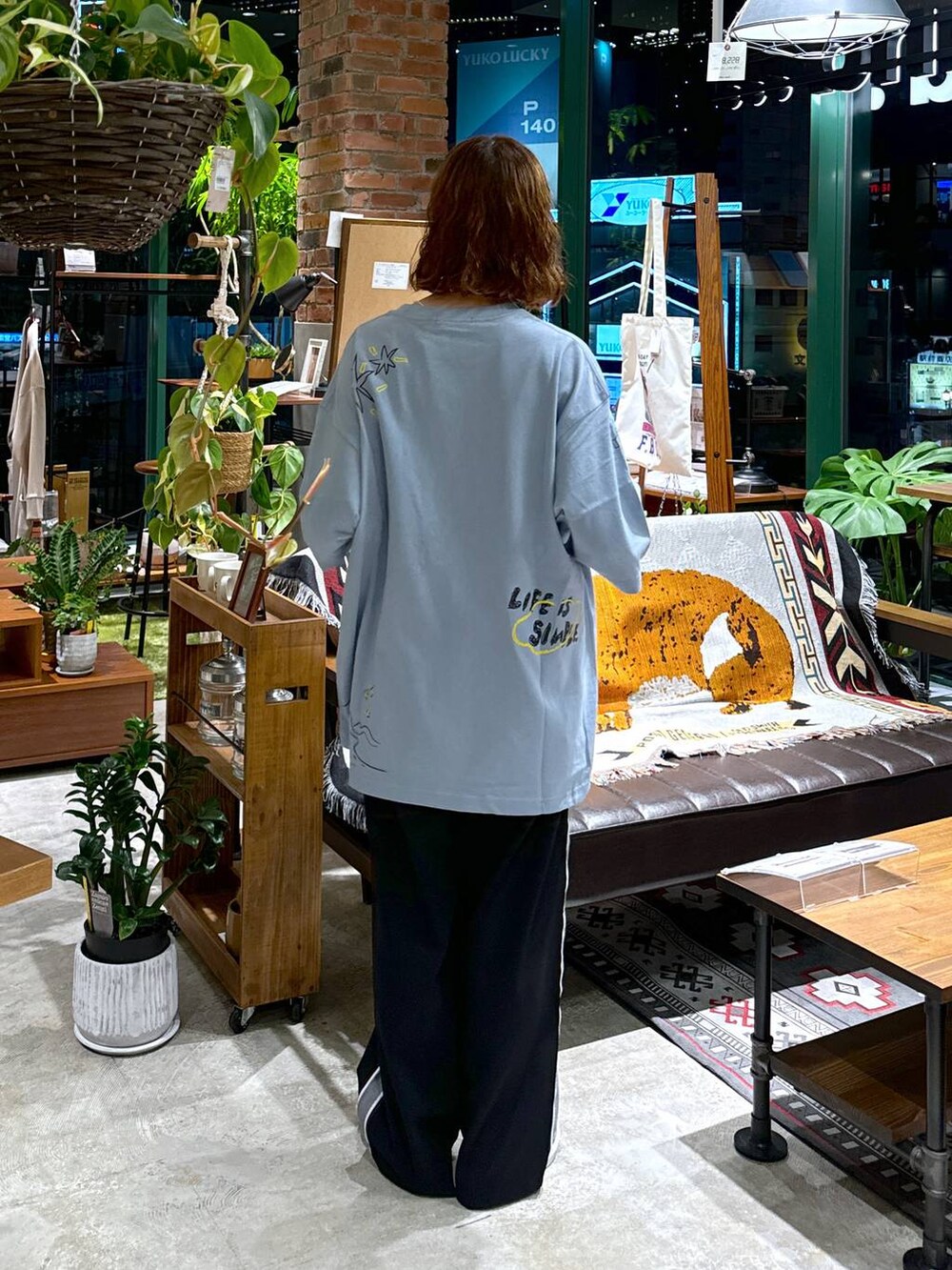 ブラック系のその他パンツを着用したレディースの夏コーディネートの3枚目の写真