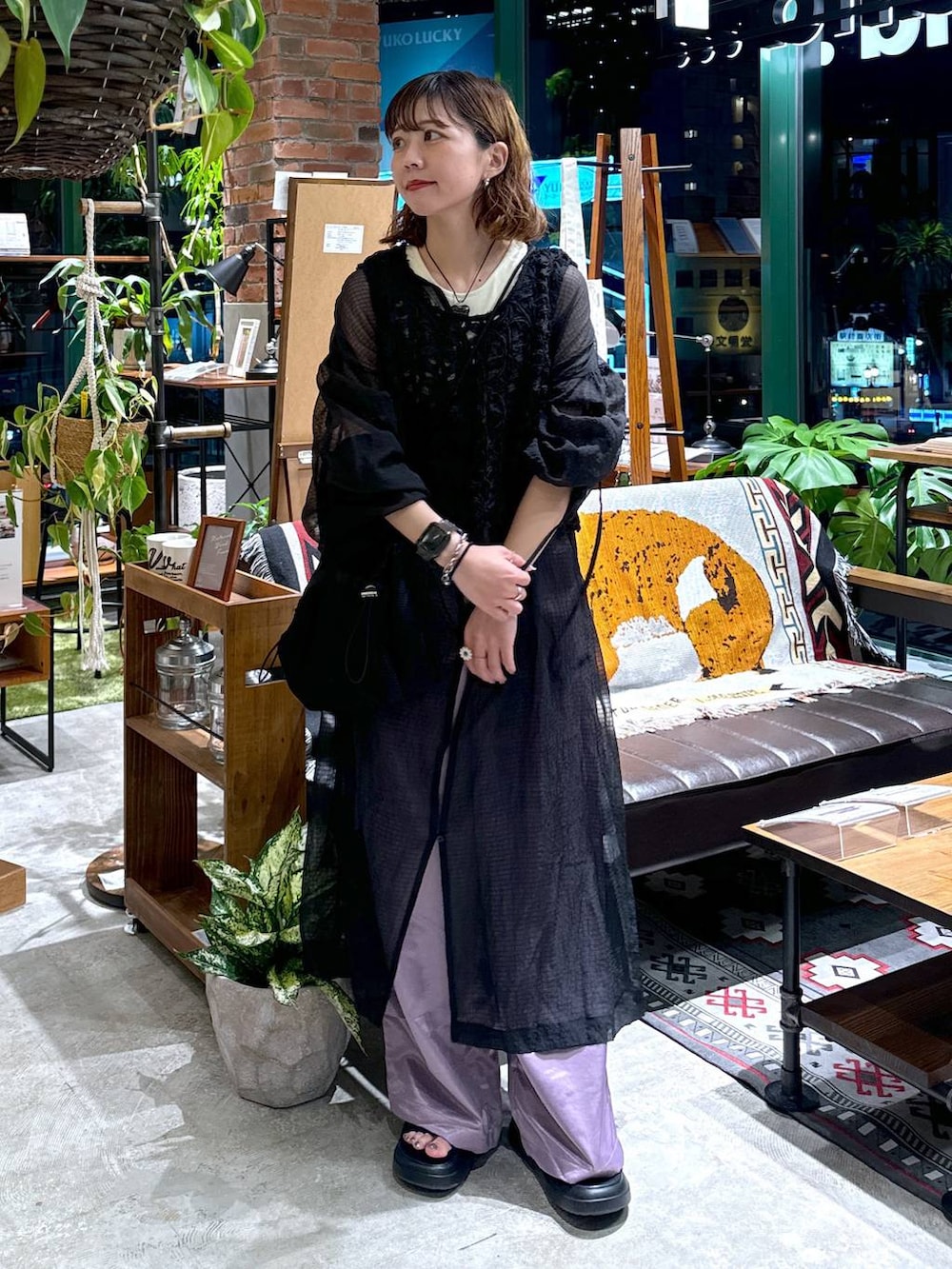 ブラック系のサンダル、ベージュ系のタンクトップ、ブラック系のその他トップスを着用したレディースの夏コーディネートの2枚目の写真