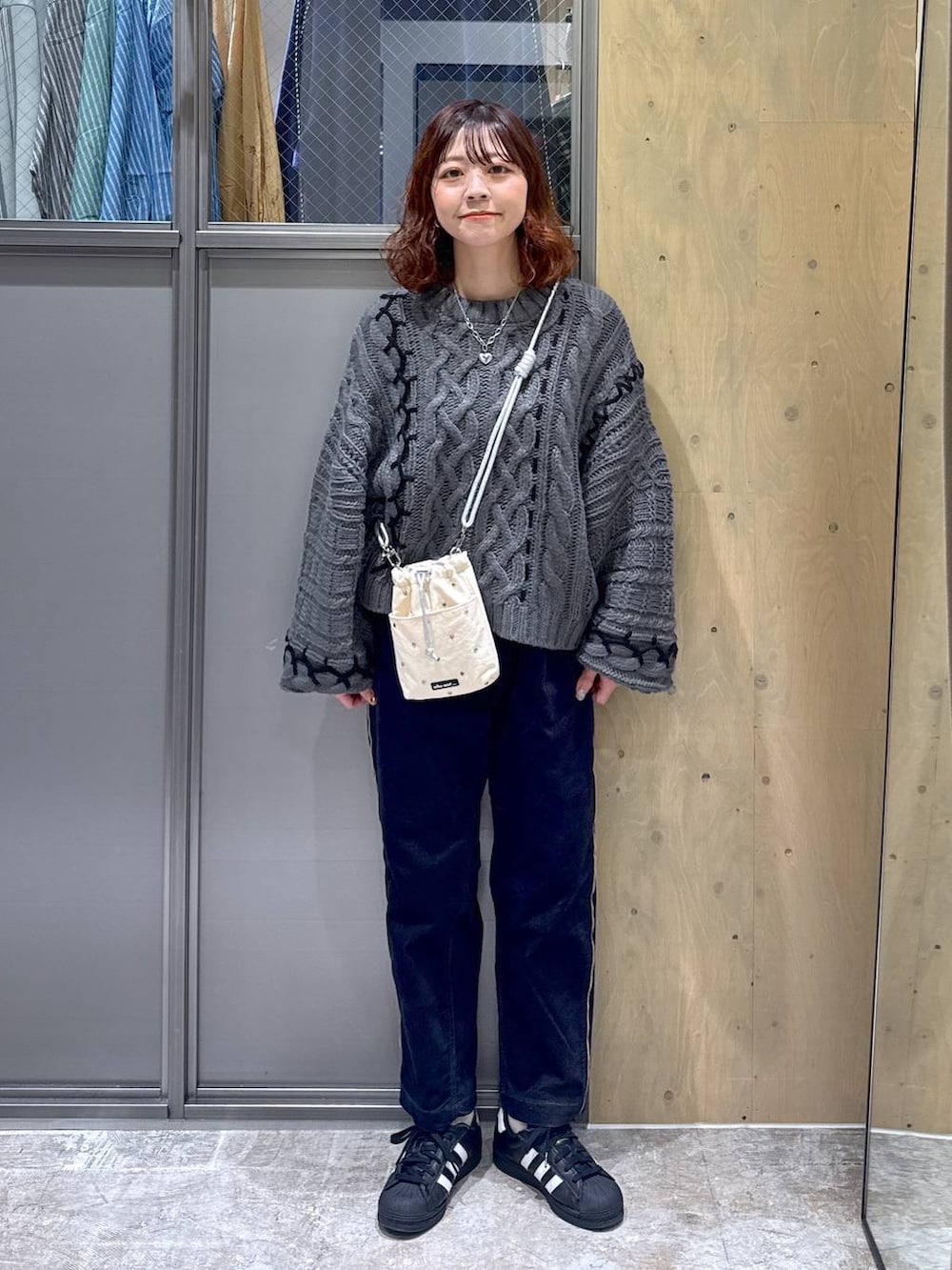 ホワイト系のショルダーバッグ、ブルー系のその他パンツ、グレー系のニット/セーターを着用したレディースの春コーディネートの3枚目の写真