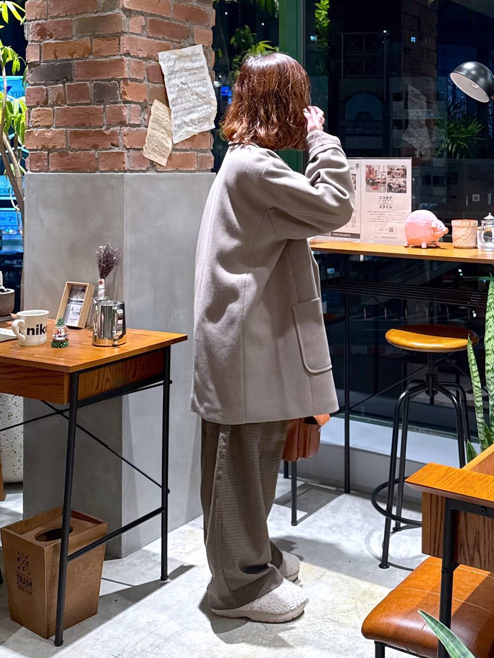 ブラウン系のその他パンツ、ブラウン系のテーラードジャケット、ベージュ系のスリッポンを着用したレディースの冬コーディネートの5枚目の写真