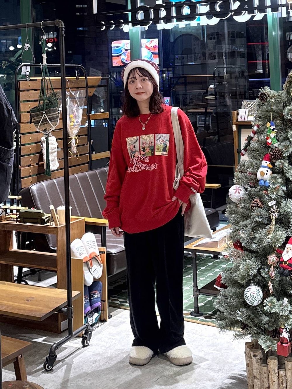 ベージュ系のスリッポン、ブラック系のその他パンツ、ホワイト系のトートバッグを着用したレディースの冬コーディネートの2枚目の写真