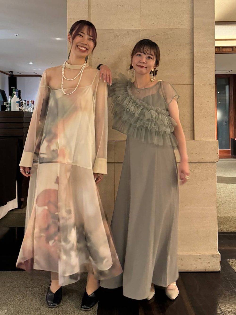 グリーン系のドレス、ブラック系のキャミソールを着用したレディースの夏コーディネートの3枚目の写真