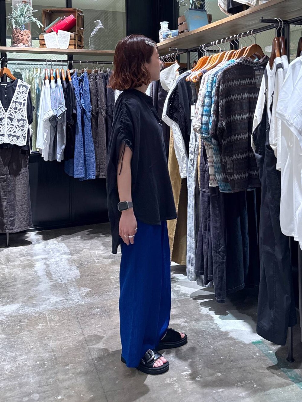 グレー系のタンクトップ、ブラック系のサンダル、ブルー系のその他パンツを着用したレディースの夏コーディネートの5枚目の写真