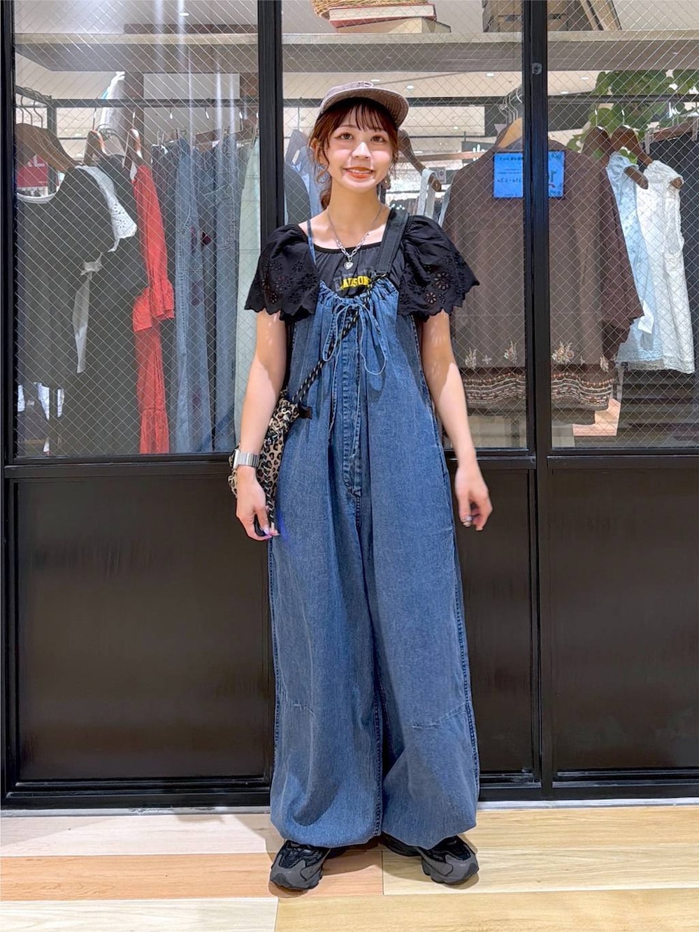 グレー系のTシャツ/カットソー、ブルー系のサロペット/オーバーオール、その他のショルダーバッグを着用したレディースの夏コーディネートの9枚目の写真