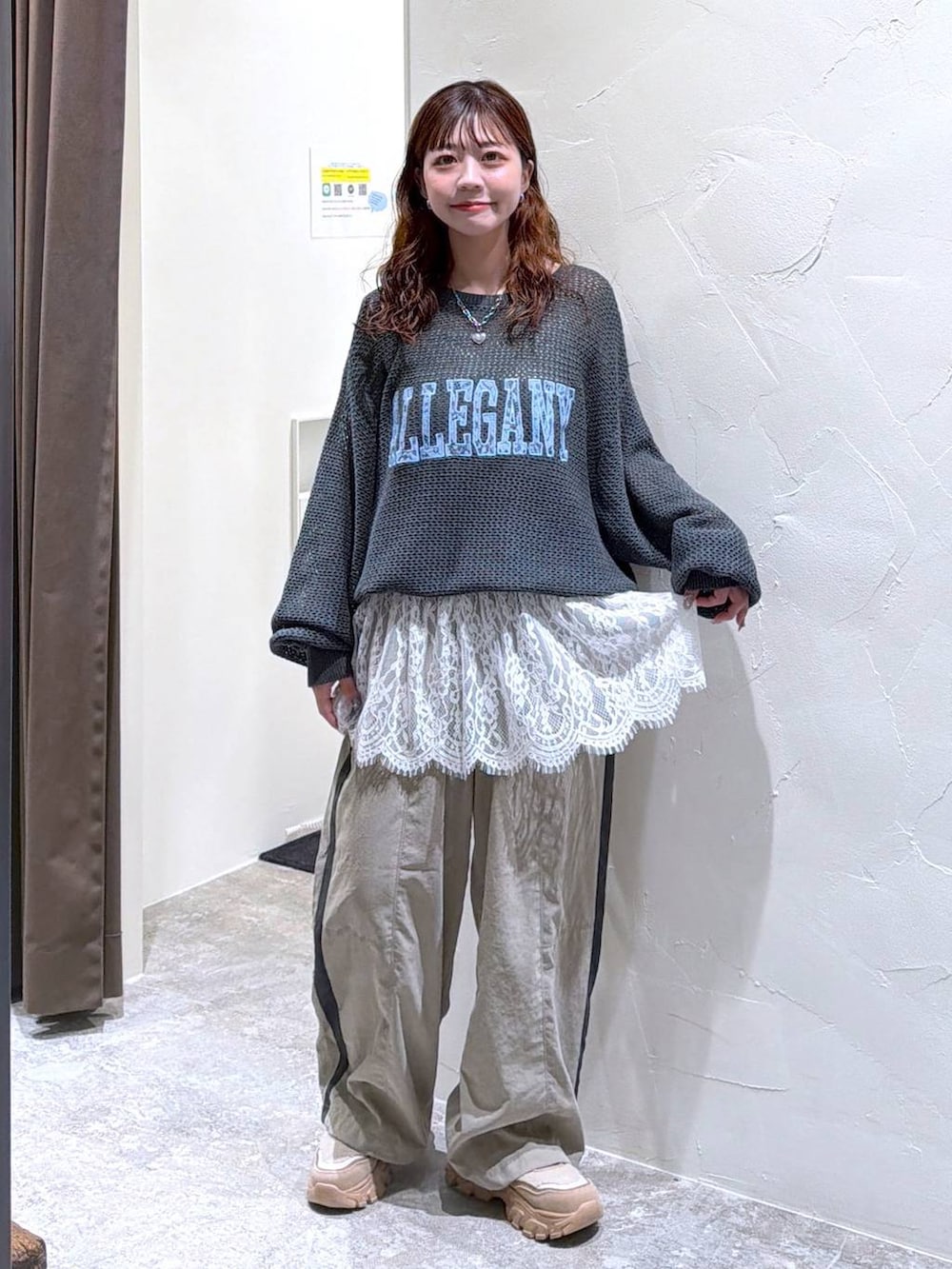 ベージュ系のスニーカー、グレー系のニット/セーター、ブラウン系のその他パンツを着用したレディースの秋コーディネートの2枚目の写真