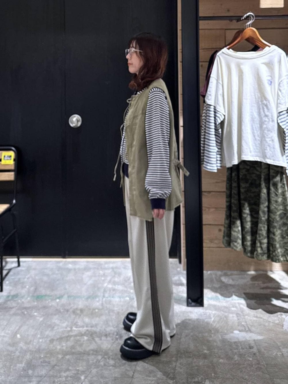 ブラック系のその他シューズ、グリーン系のベスト、ベージュ系のその他パンツを着用したレディースの冬コーディネートの4枚目の写真