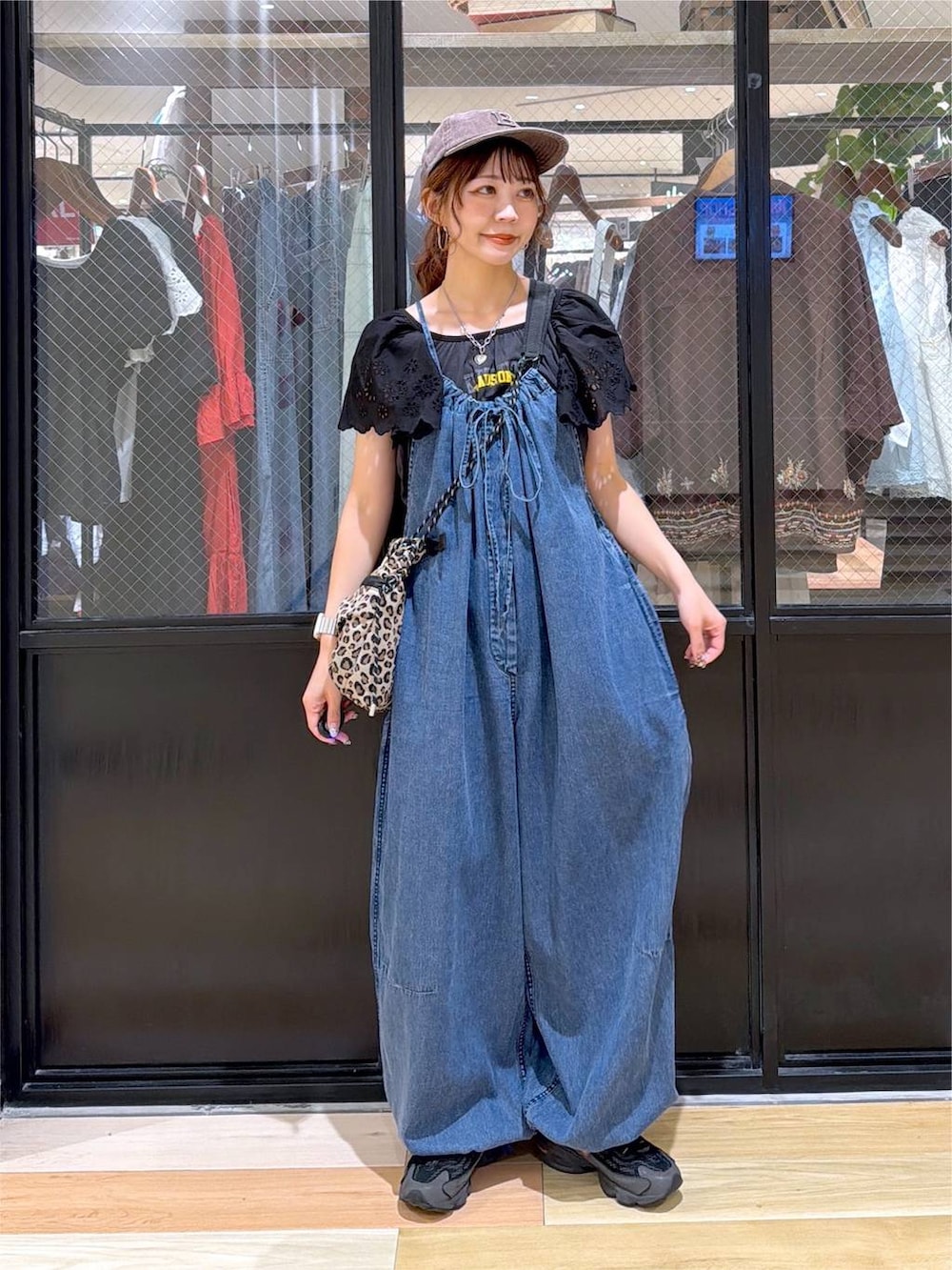 グレー系のTシャツ/カットソー、ブルー系のサロペット/オーバーオール、その他のショルダーバッグを着用したレディースの夏コーディネートの7枚目の写真