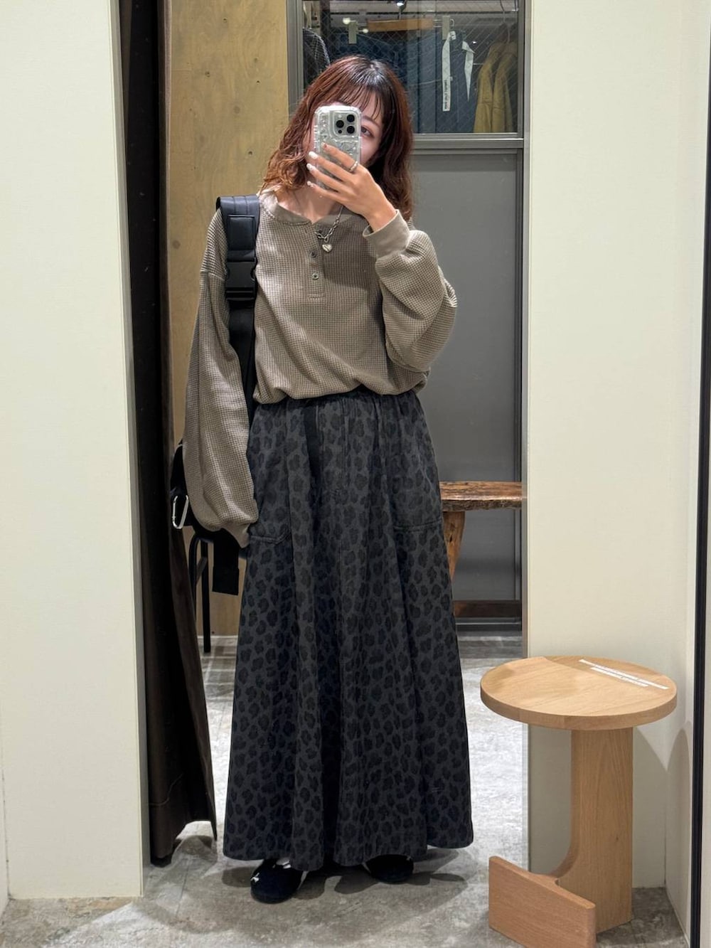 グレー系のスカート、ベージュ系のTシャツ/カットソーを着用したレディースの秋コーディネートの2枚目の写真