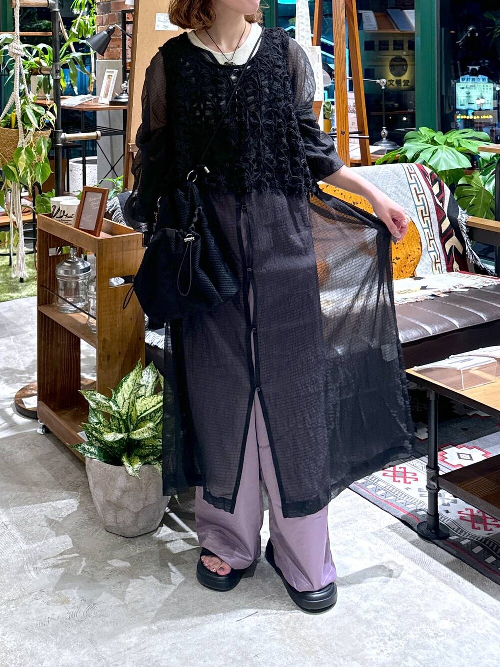 ブラック系のサンダル、ベージュ系のタンクトップ、ブラック系のその他トップスを着用したレディースの夏コーディネートの3枚目の写真