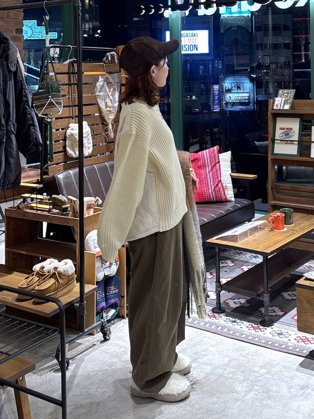 ベージュ系のスリッポン、ブラウン系のその他パンツ、ベージュ系のニット/セーターを着用したレディースの秋コーディネートの8枚目の写真