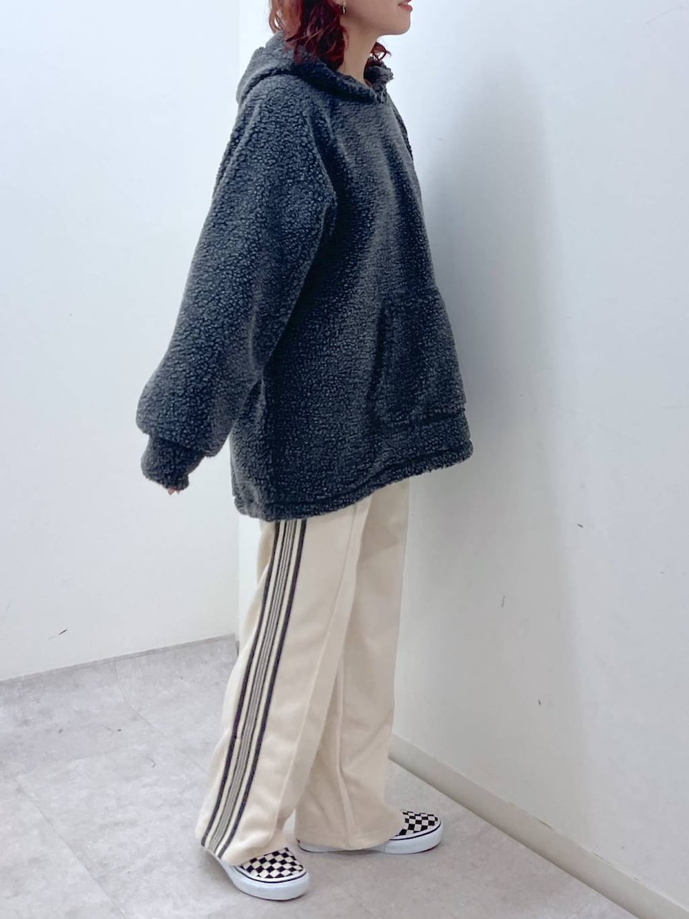 グレー系のパーカー、ベージュ系のその他パンツを着用したレディースの冬コーディネートの6枚目の写真