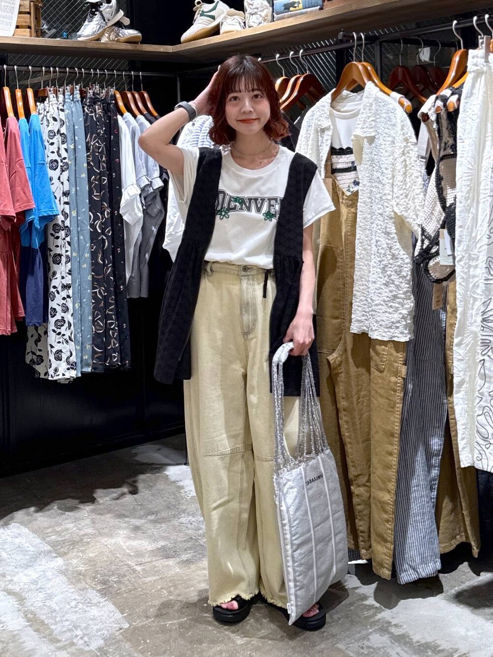 ベージュ系のその他パンツ、ブラック系のベスト、ブラック系のサンダルを着用したレディースの夏コーディネートの7枚目の写真