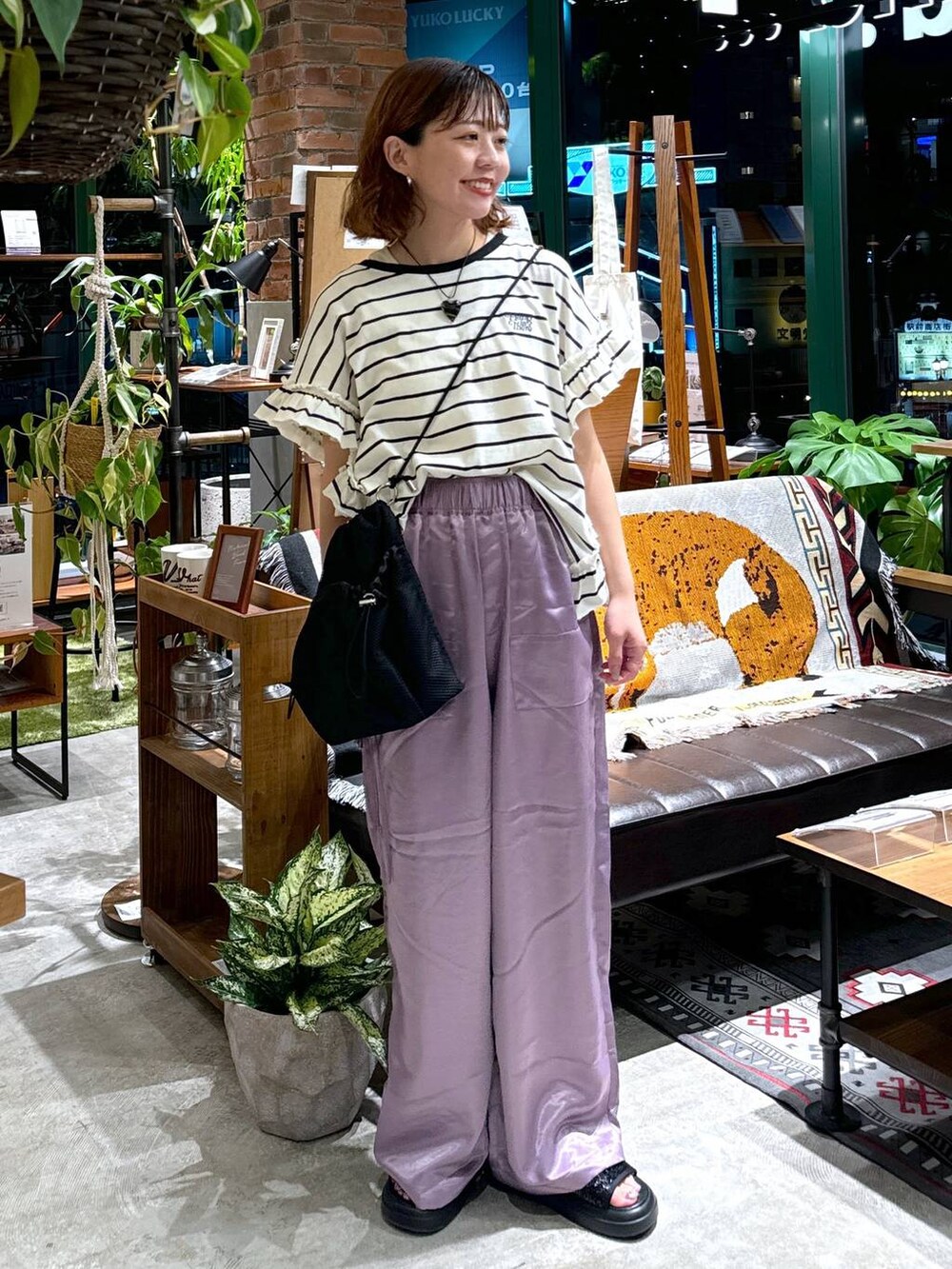 ブラック系のサンダル、ブラック系のショルダーバッグ、ブラック系のTシャツ/カットソーを着用したレディースの夏コーディネートの4枚目の写真