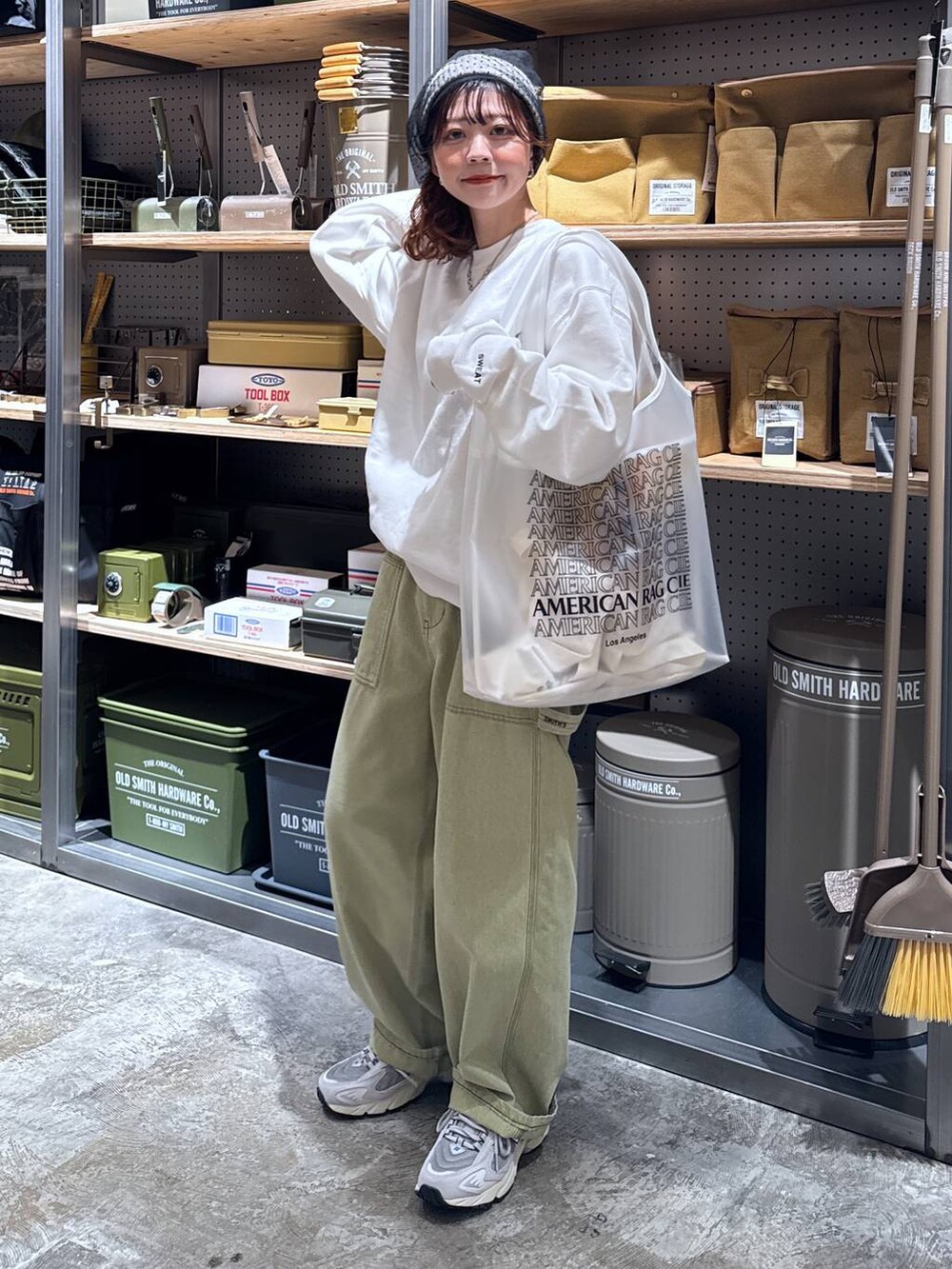 グレー系のスニーカー、ホワイト系のスウェット、ホワイト系のトートバッグを着用したレディースの春コーディネートの6枚目の写真