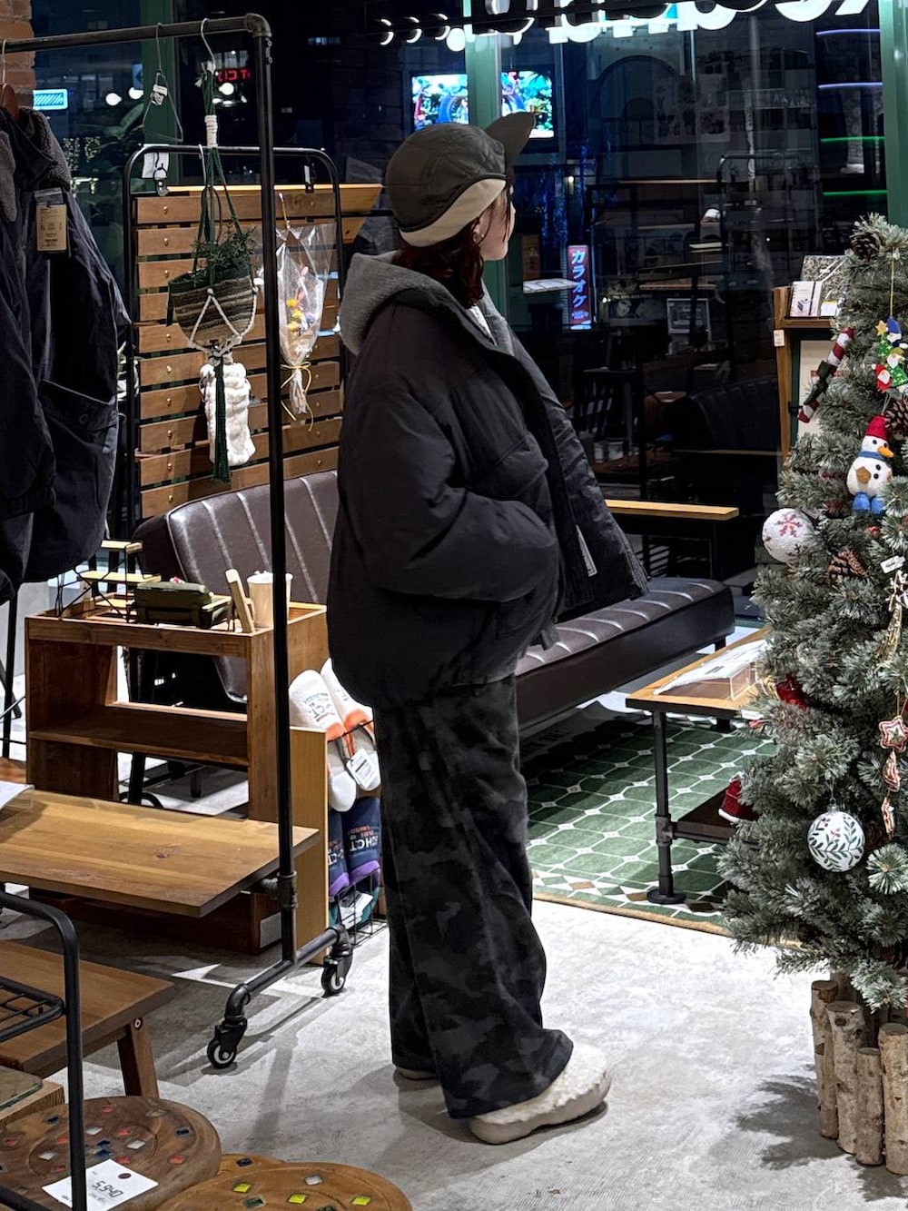 ベージュ系のスリッポン、グレー系のブルゾン、その他のその他パンツを着用したレディースの冬コーディネートの5枚目の写真