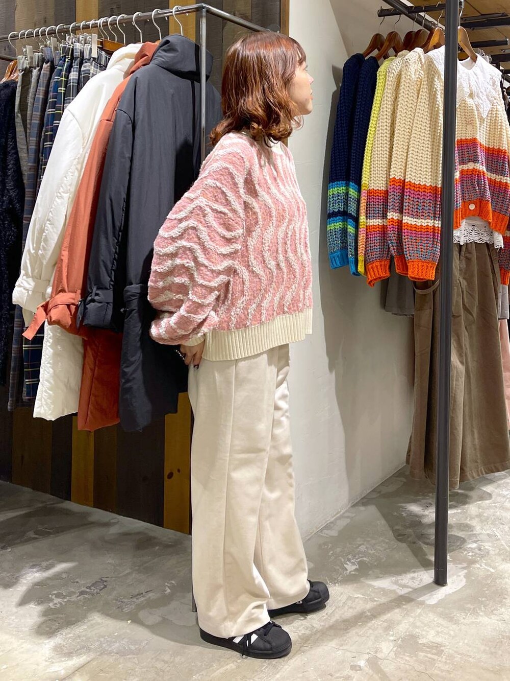 ベージュ系のその他パンツ、ピンク系のニット/セーターを着用したレディースの冬コーディネートの2枚目の写真