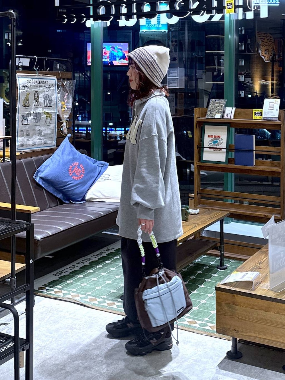 ブルー系のスカート、ブルー系のTシャツ/カットソー、グレー系のスウェットを着用したレディースの冬コーディネートの2枚目の写真