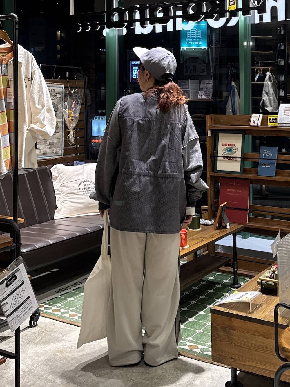 グレー系のエコバッグ/サブバッグ、グレー系のベスト、グレー系のTシャツ/カットソーを着用したレディースの冬コーディネートの3枚目の写真