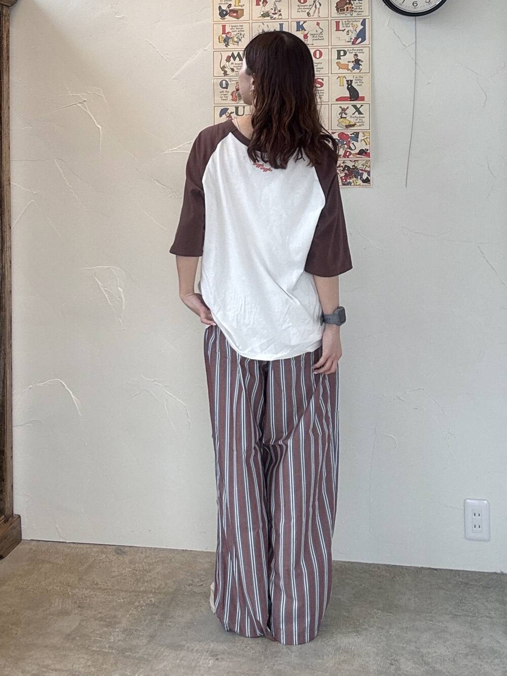 ブラウン系のその他パンツ、ベージュ系のTシャツ/カットソー、ベージュ系のサンダルを着用したレディースの春コーディネートの5枚目の写真
