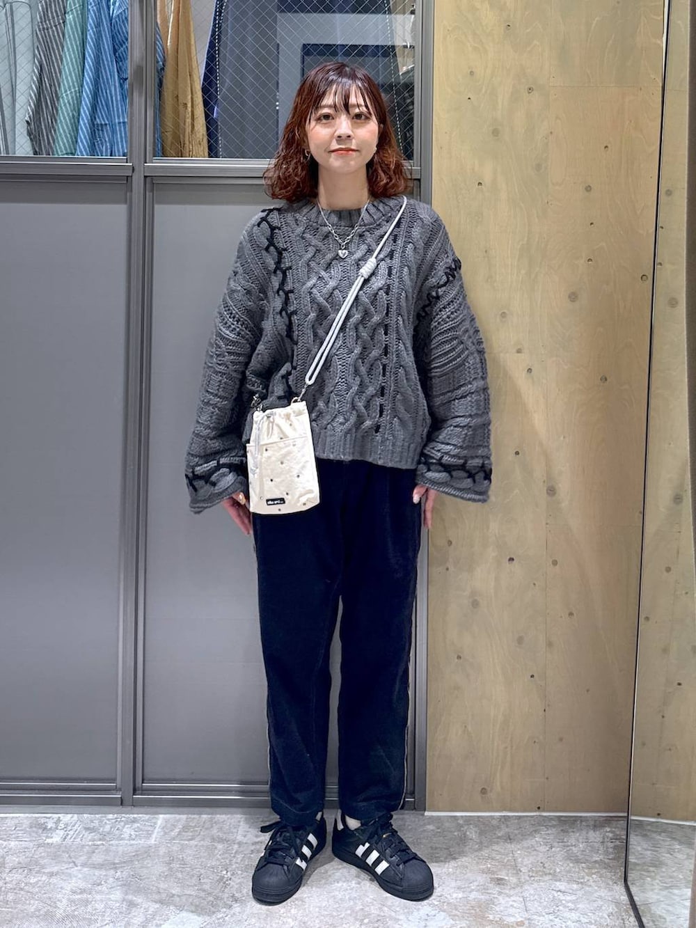 ホワイト系のショルダーバッグ、ブルー系のその他パンツ、グレー系のニット/セーターを着用したレディースの春コーディネートの7枚目の写真