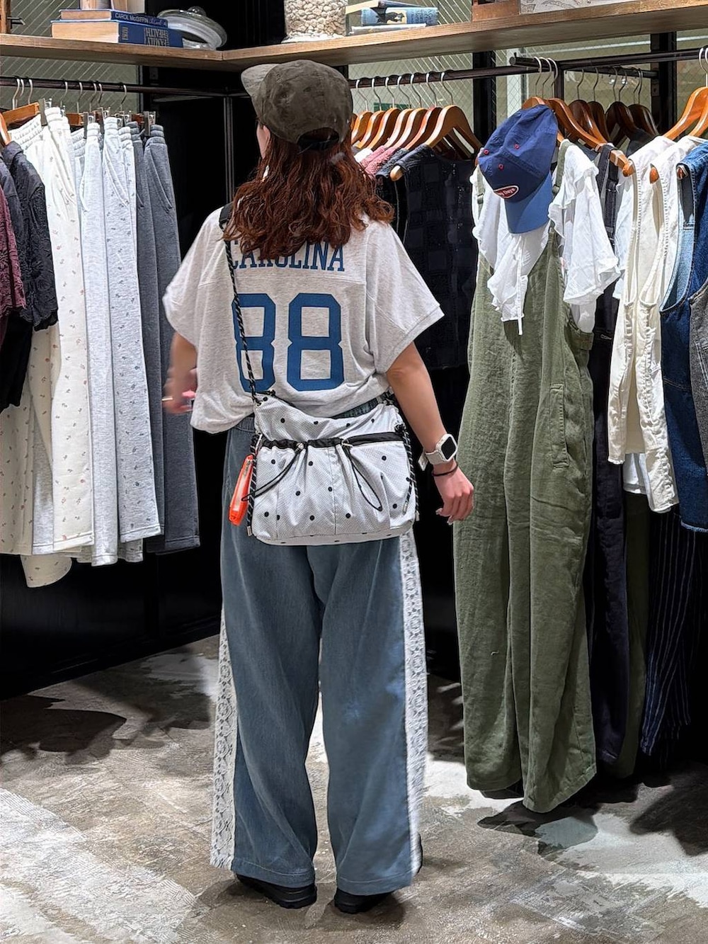 ブラック系のサンダル、その他のショルダーバッグ、ベージュ系のTシャツ/カットソーを着用したレディースの夏コーディネートの5枚目の写真