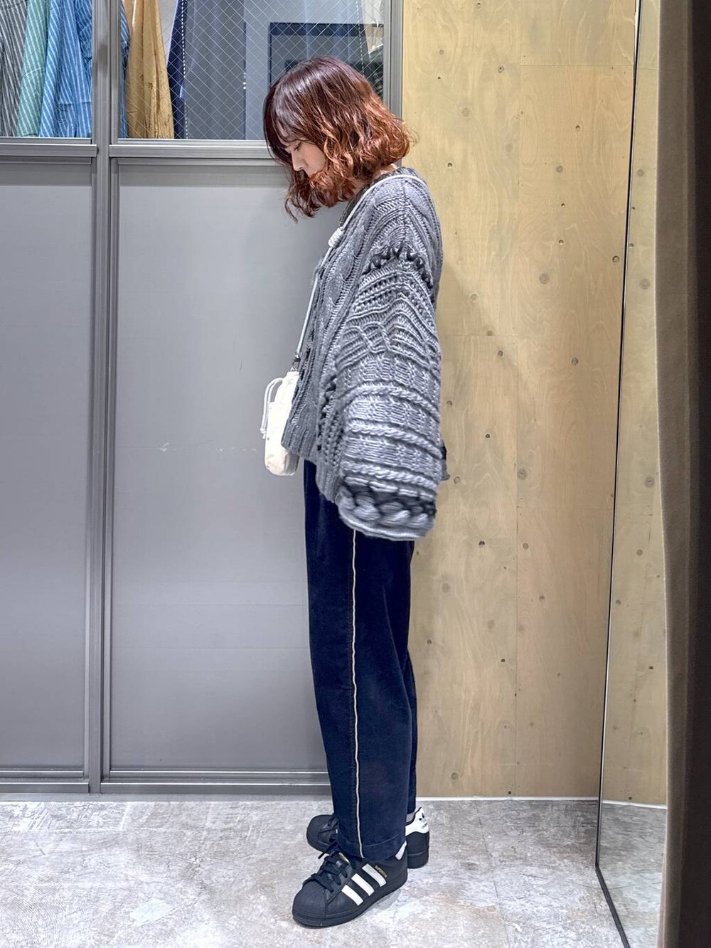 ホワイト系のショルダーバッグ、ブルー系のその他パンツ、グレー系のニット/セーターを着用したレディースの春コーディネートの4枚目の写真