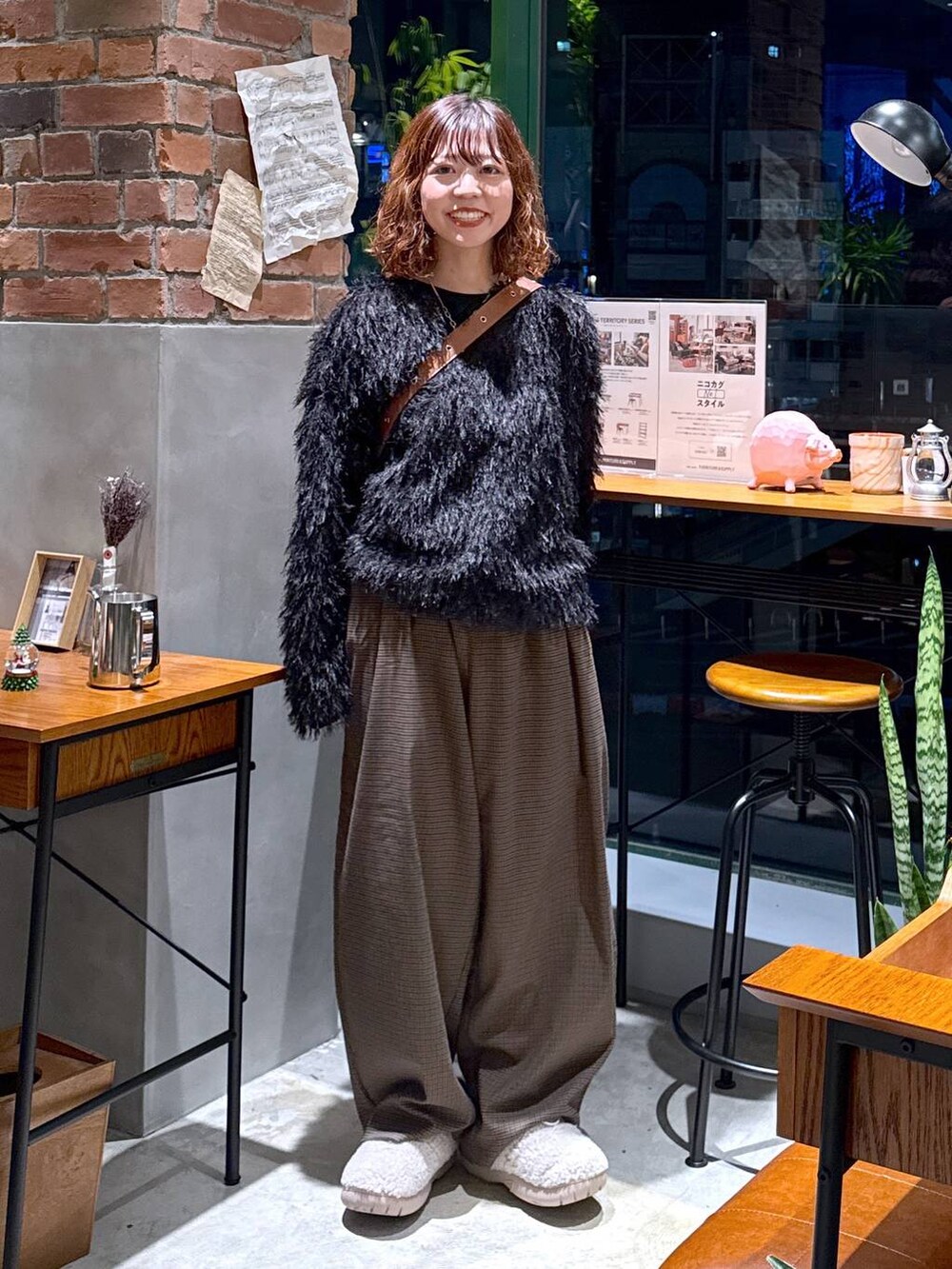 ブラウン系のその他パンツ、ベージュ系のスリッポン、ブラック系のその他トップスを着用したレディースの冬コーディネートの8枚目の写真