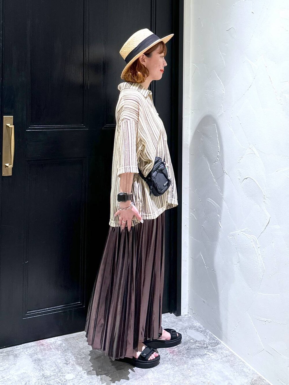 ブラック系のサンダル、ベージュ系のスカート、ブラック系のショルダーバッグを着用したレディースの夏コーディネートの7枚目の写真