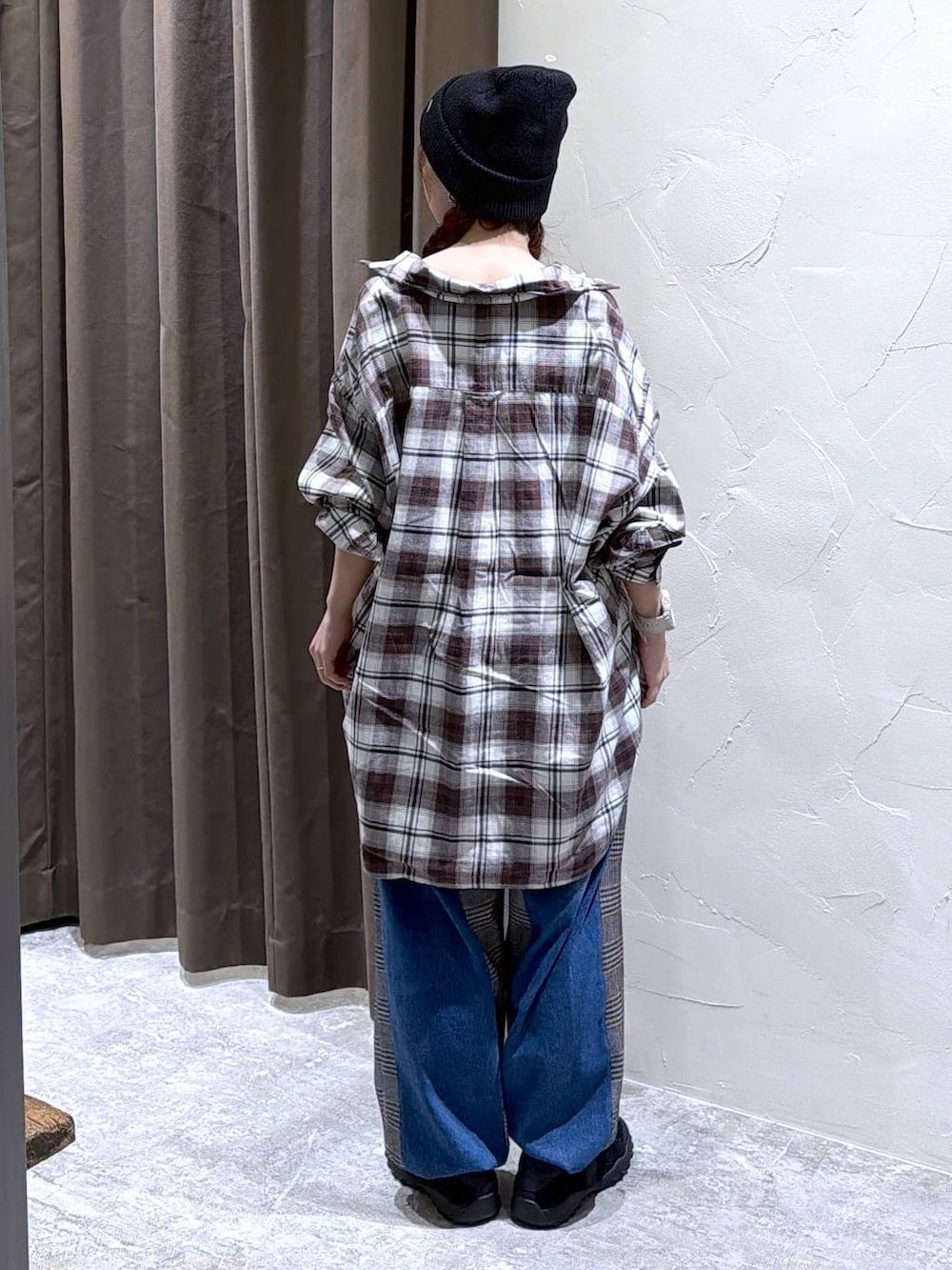 ブラウン系のデニムパンツ、ブラック系のバレエシューズ、ベージュ系のシャツ/ブラウスを着用したレディースの秋コーディネートの4枚目の写真