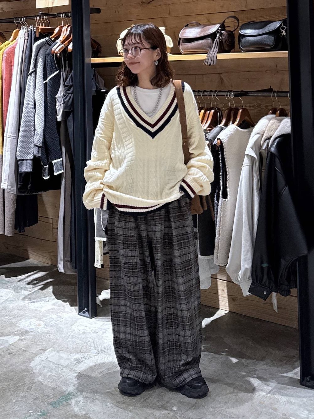 ホワイト系のTシャツ/カットソー、グレー系のその他パンツ、ブラック系のスニーカーを着用したレディースの秋コーディネートの5枚目の写真