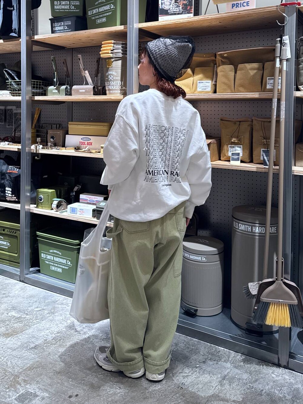 グレー系のスニーカー、ホワイト系のスウェット、ホワイト系のトートバッグを着用したレディースの春コーディネートの8枚目の写真