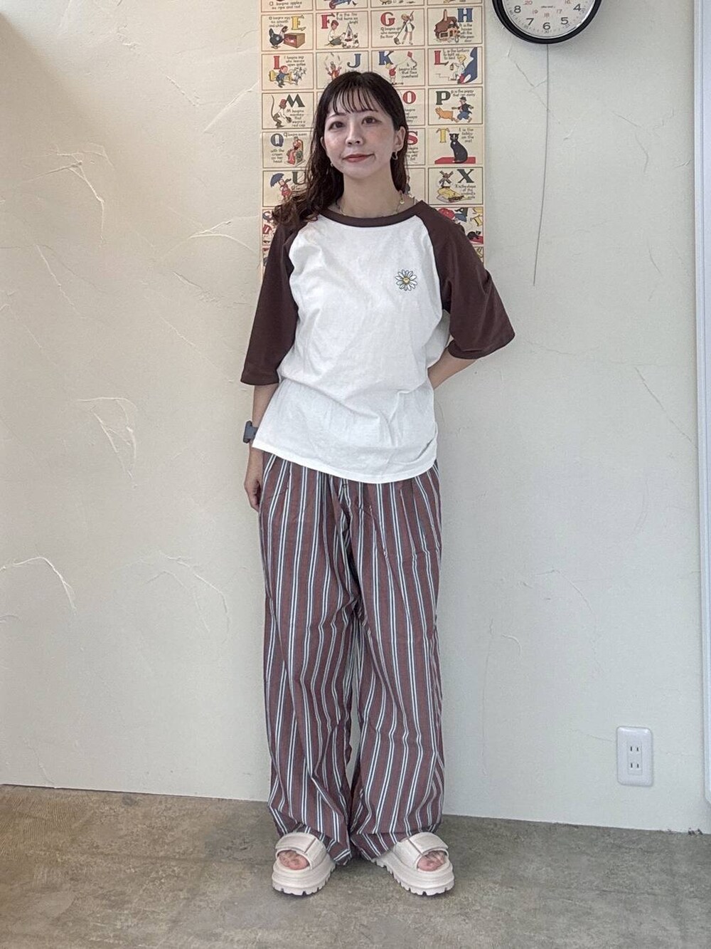 ブラウン系のその他パンツ、ベージュ系のTシャツ/カットソー、ベージュ系のサンダルを着用したレディースの春コーディネートの2枚目の写真